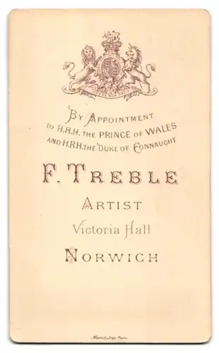 Fotografie F. Treble, Norwich, Victoria Hall, ältere Dame mit grossen Ohrringen und Kopfputz