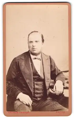 Fotografie Arthur Reston, Stretford, 6. Dorset Street, Herr mit Kinnbart im Anzug mit Querbinder
