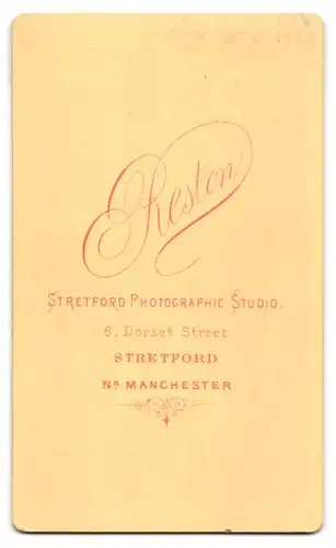 Fotografie Arthur Reston, Stretford, 6 Dorset Street, Mädchen mit langem Haar ein Buch haltend