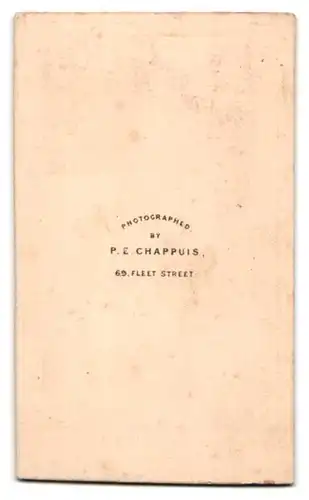 Fotografie P. E. Chappuis, London, 69 Fleet Street, süsses Kind neben rundem Tisch