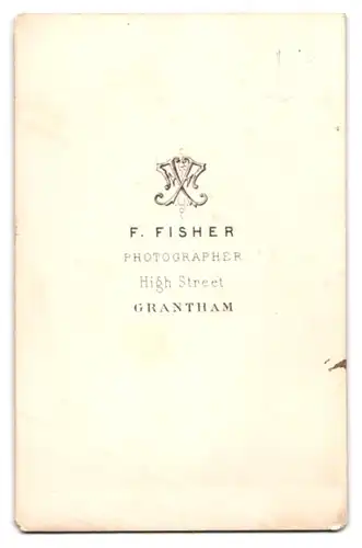 Fotografie F. Fischer, Grantham, High Street, Junger Mann mit Stehkragen und Krawatte