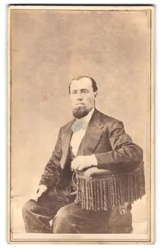 Fotografie unbekannter Fotograf und Ort, Sitzender Herr im Anzug