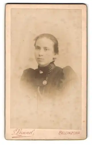 Fotografie L. Brunel, Bellinzona, Portrait junge Dame in edler Bluse