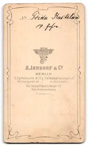 Fotografie A. Jandorf & Co., Berlin-C., Spittelmarkt 16-17, Junge Dame in modischer Kleidung