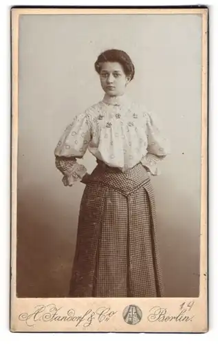 Fotografie A. Jandorf & Co., Berlin-S., Kottbusserdamm 1-2, Junge Dame in hübscher Bluse und Rock