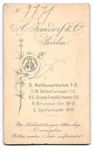 Fotografie A. Jandorf & Co., Berlin-S., Kottbusserdamm 1-2, Junge Dame in hübscher Bluse und Rock