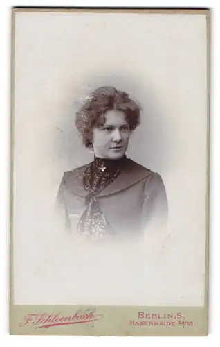 Fotografie F. Schloenbach, Berlin-S., Hasenheide 52-53, Junge Dame in hübscher Kleidung