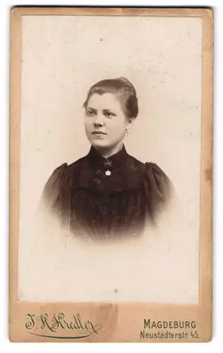 Fotografie J. H. Kredler, Magdeburg, Neustädterstr. 45, Junge Dame im Kleid mit Kragenbrosche