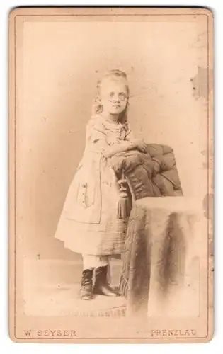 Fotografie W. Seyser, Prenzlau, Königs-Str. 159, Hübsches Mädchen im modischen Kleid