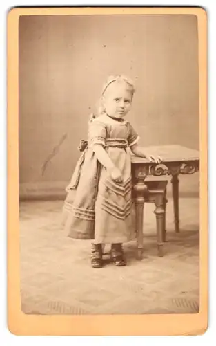 Fotografie G. Friedrich, Prenzlau, Baustr. 326, Kleines Mädchen im modischen Kleid