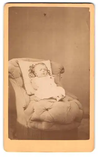 Fotografie G. Friedrich, Prenzlau, Baustr. 326, Süsses Kleinkind im Kleid mit nackigen Füssen