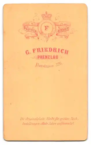 Fotografie G. Friedrich, Prenzlau, Baustr. 326, Süsses Kleinkind im Kleid mit nackigen Füssen