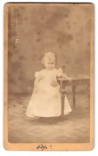 Fotografie G. Friedrich, Prenzlau, Baustr. 326, Kleines Mädchen im weissen Kleid