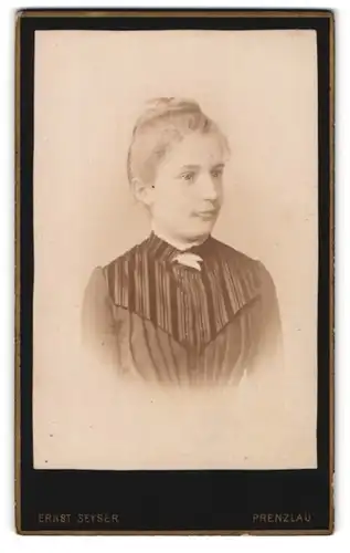 Fotografie Ernst Seyser, Prenzlau, König-Str. 159, Junge Dame mit hochgestecktem Haar