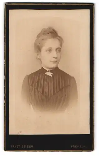 Fotografie Ernst Seyser, Prenzlau, König-Str. 159, Junge Dame mit hochgestecktem Haar