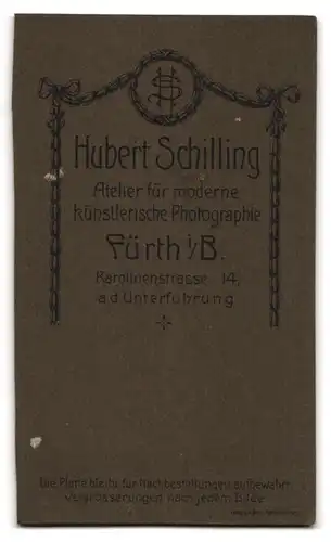 Fotografie Hubert Schilling, Fürth i /B., Karolinenstr. 14, Süsses Kleinkind im gestreiften Kleid mit Kapuze