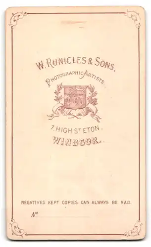 Fotografie W. Runicles & Sons, Windsor, 7, High St. Eton, Bürgerlicher Herr mit Schnauzbart