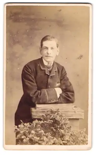 Fotografie W. Runicles & Sons, Windsor, 7, High St. Eton, Bürgerlicher Herr in modischer Kleidung