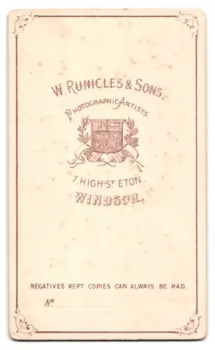 Fotografie W. Runicles & Sons, Windsor, 7, High St. Eton, Bürgerlicher Herr in modischer Kleidung