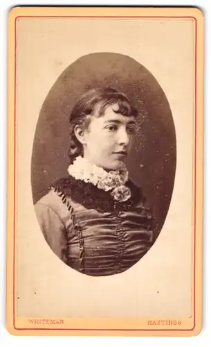 Fotografie E. Whiteman, Hastings, 52, High St., Junge Dame in hübscher Kleidung