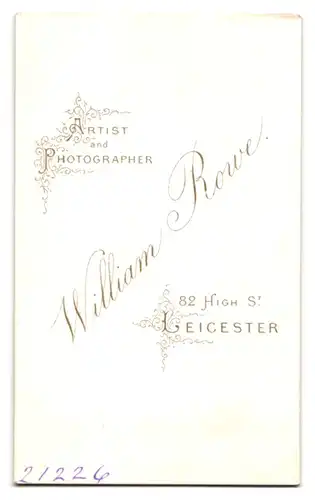 Fotografie William Rowe, Leicester, 82, High St., Bürgerliche Dame mit Flechtfrisur und Buch