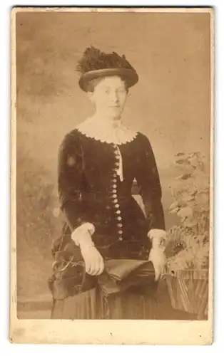 Fotografie W. Morley, Taunton, 27, East Street, Junge Dame im Samtkleid mit Schirm