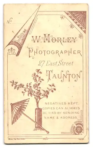Fotografie W. Morley, Taunton, 27, East Street, Junge Dame im Samtkleid mit Schirm