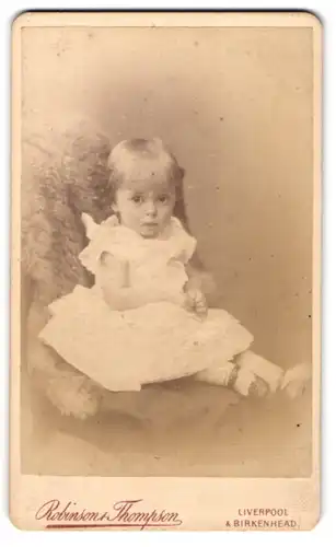 Fotografie Robinson & Thompson, Liverpool, 57, Church Street, Kleines Mädchen im weissen Kleid