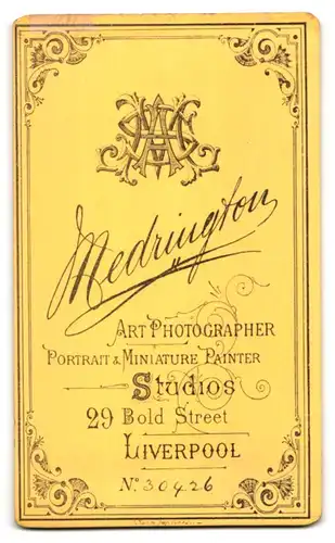 Fotografie Medrington, Liverpool, 29, Bold Street, Junger Herr im Anzug mit Krawatte