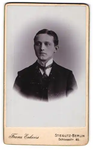 Fotografie Franz Erkens, Berlin-Steglitz, Schlossstr. 85 Ecke Albrechtstr., Junger Herr im Anzug mit Krawatte