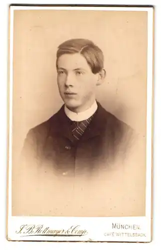 Fotografie J. B. Rottmayer & Co., München, Junger Herr im Anzug mit Krawatte