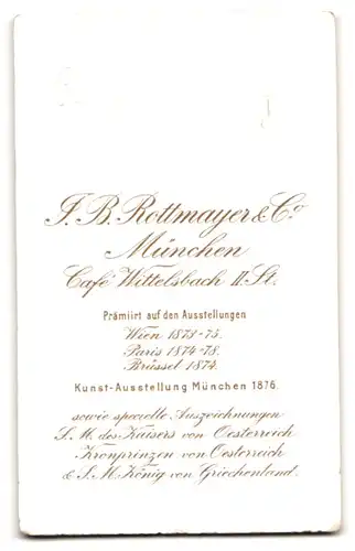 Fotografie J. B. Rottmayer & Co., München, Junger Herr im Anzug mit Krawatte