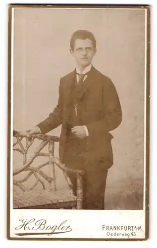 Fotografie H. Bogler, Frankfurt a. M., Oederweg 43, Junger Herr im Anzug mit Krawatte