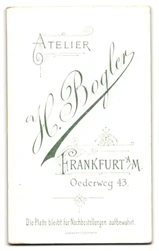 Fotografie H. Bogler, Frankfurt a. M., Oederweg 43, Junger Herr im Anzug mit Krawatte