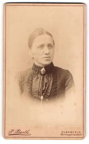 Fotografie P. Barth, Elberfeld, Herzogstr. 11, Junge Dame mit Hochsteckfrisur und Kragenbrosche