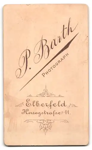 Fotografie P. Barth, Elberfeld, Herzogstr. 11, Junge Dame mit Hochsteckfrisur und Kragenbrosche