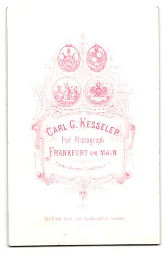 Fotografie Carl G. Kesseler, Frankfurt am Main, Eschersheimer Landstr. 5, Junger Herr im Anzug mit Zwicker