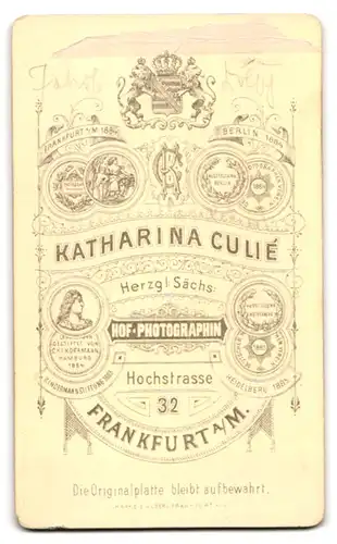 Fotografie Katharina Culié, Frankfurt a. M., Hochstr. 32, Junger Herr im Anzug mit Vollbart