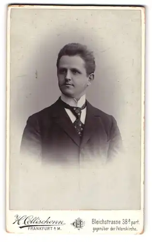 Fotografie H. Collischonn, Frankfurt a. M., Bleichstr. 38 a, Junger Herr im Anzug mit Krawatte