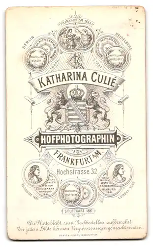 Fotografie Katharina Culié, Frankfurt a. M., Hochstr. 32, Süsses Kleinkind im Hemd mit nackigen Füssen