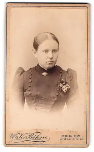 Fotografie U. K. Böhme, Berlin-SW., Linden-Str. 43, Junge Dame im Kleid mit Kragenbrosche