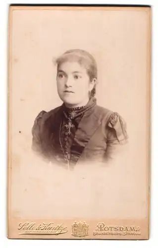 Fotografie Selle & Kuntze, Potsdam, Schwertfegerstr. 14, Junge Dame mit Kragenbrosche und Kreuzkette