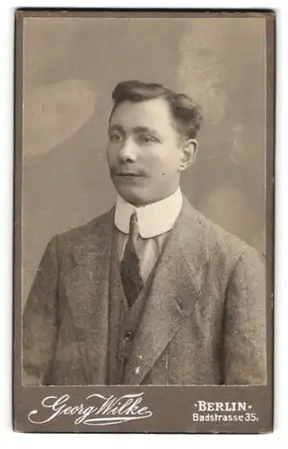 Fotografie Georg Wilke, Berlin, Badstr. 35, Junger Herr im Anzug mit Krawatte