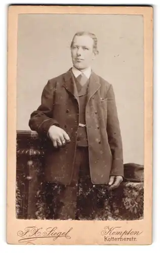 Fotografie F. X. Siegel, Kempten, Kotternerstr., Junger Herr im Anzug mit Krawatte