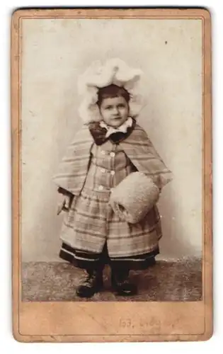 Fotografie Ed. Royer, unbekannter Ort, kleines Mädchne im karierten Winterkleid mit Haube und Muff