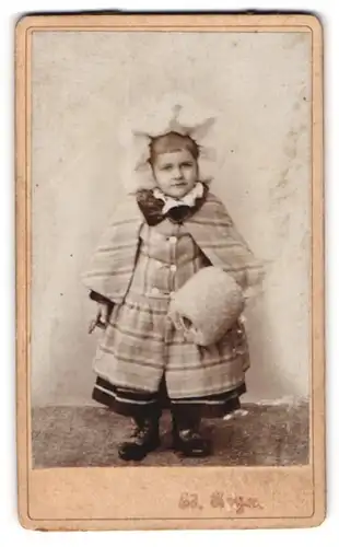 Fotografie Ed. Royer, unbekannter Ort, kleines Mädchen im Winterkleid mit Muff und Haube