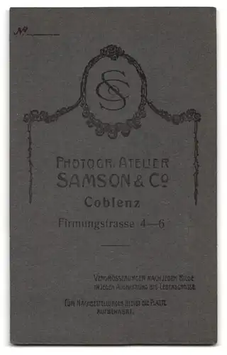 Fotografie Samson & Co., Coblenz, junger Knabe im Sommeranzug mit Strumpfhose, Sommerhut und Flanierstock