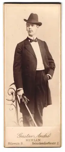 Fotografie Gustav Andre, Berlin, Reinickendorferstr. 2, junger Mann Erich Grundt im Anzug mit Mantel, Flanierstock, 1899