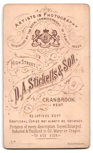 Fotografie P. A. Stickells & Son, Cranbrook, High Street, Portrait englicher Herr im Anzug mit Melone und Flanierstock