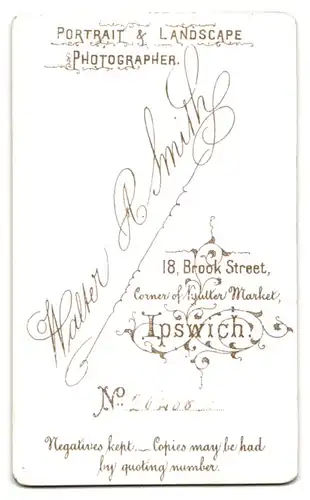 Fotografie W. A. Smith, Ipswich, 18 Brook Street, Knabe im Anzug mit Flanierstock und Sommerhut